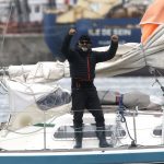 疫情阻斷航空交通 男子獨駕小船渡大西洋探親