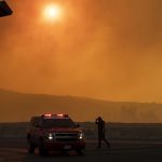 美國南加州山火再起 約10萬居民被要求緊急撤離