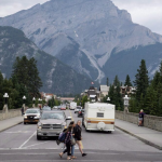 班芙国家公园游客数创新高 当局忧人满为患急思解决方案