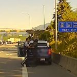 【有片】电单车骑士违规超车还骂人 立刻被警察上手铐