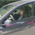 【有片】高速路上特斯拉驾驶疑似熟睡 车上还有两名孩童