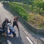 屏东壮汉驾电单车抢手袋 78岁退休女教师反杀击退匪徒︱有片