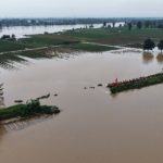 河南郏县北汝河民堤惊现40米溃口 2,182人凌晨摸黑逃命