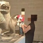 家长抱男童站上东汉石兽展台 西安碑林博物馆:是真品