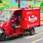 江门快递员好心扶阿婆遭索赔¥92万 理由:“行车扰动气流致跌倒”