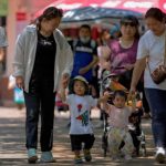 中国观察:金教授论人口战略 留言道尽生育困局