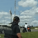 【有片】涉拒停車兼逃走 約克區警員草地伏擊扑倒電單車手