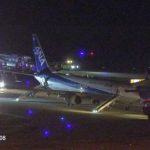 全日空客机引擎失灵迫降冲绳 乘客从滑梯逃生3人轻伤