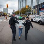 省府开拆Bloor Street West单车径 示威者包围工程车阻施工 一人被捕