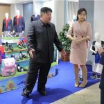 被傳腦出血︱金正恩一家參觀工業展 北韓官媒發相證健康