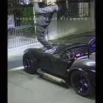【有片】华裔车主自嵌珍藏跑车被盗 贼人撞毁大闸管业处追收维修费