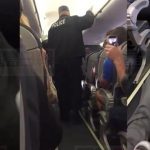 美联航暴力逐客后续 被革职警员控联航及市政府