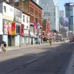 如何保持安全距离? 庄德利:考虑人行道单向行走