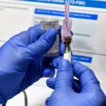 专家表示要更多人接种疫苗 或延后第2剂接种时间