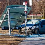 出丁字路口兩車撼 撞垮巴士亭釀1死1傷