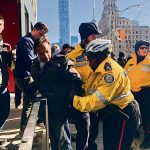 白人主義者多倫多示威 與反對者推撞警察出動!