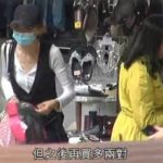54岁张曼玉路边摊买39元内衣,排骨胸明显瘦得像老太太!