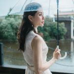 45岁李若彤雨中漫步 网友赞“最美小龙女”