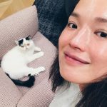 舒淇遇萌猫秒变小粉丝 对镜比耶做wink甜度满分