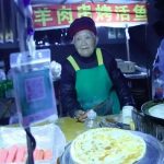 每夜摆摊到凌晨5点 94岁煎饼奶奶一句话点醒无数年轻人