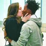 圣诞节讲个浪漫爱情故事 卢旺达孤儿与加拿大女孩终成眷属