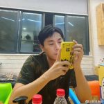 一起爬山嗎?秦昊近照曝光手機殼成亮點