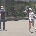 网友街拍霍建华林心如一家 3岁小海豚身高惊人