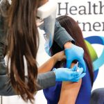 疫苗分发出丑闻 在家工作者却先获注射