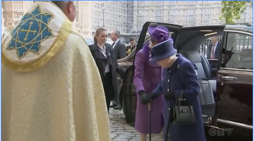 英女王首次在重大公共活动中使用拐杖！网友评论亮了...