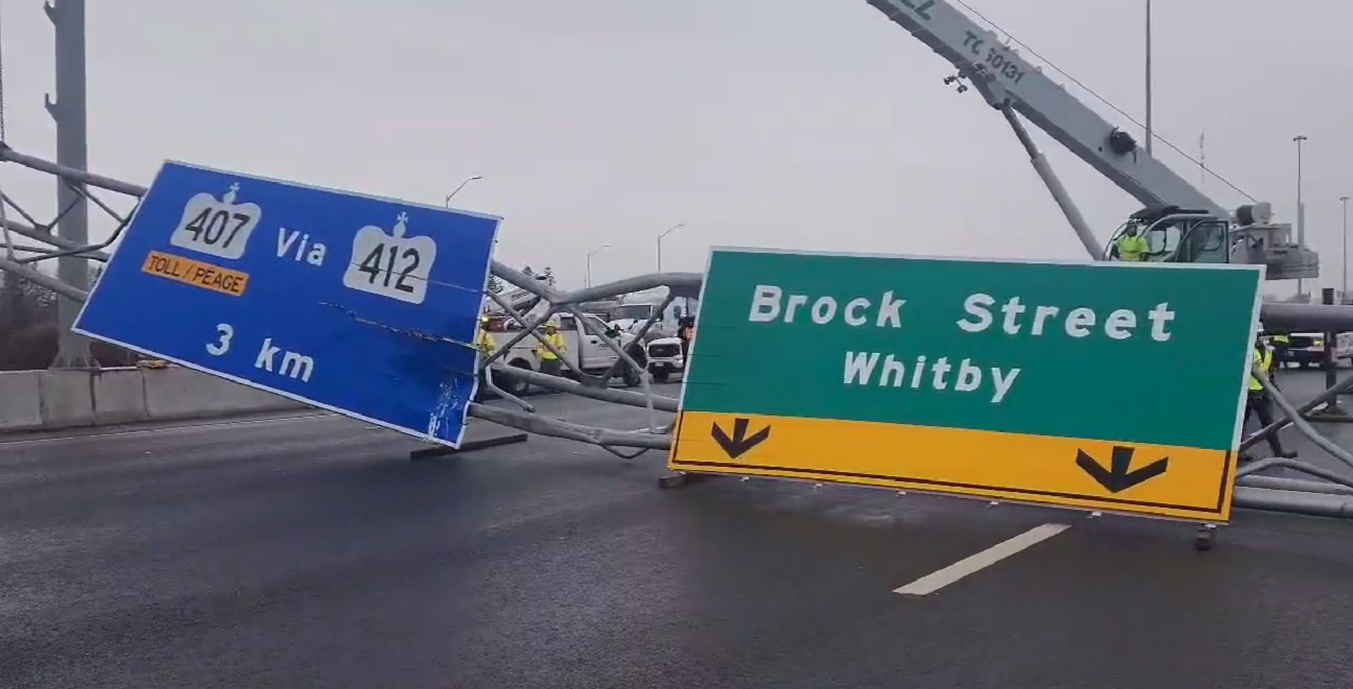 突发！401高速路标架坠落西行车道关闭！ | 星岛加拿大都市网温哥华